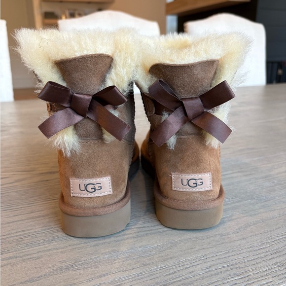 UGG Chestnut Bailey Bow Uggs - Picture 4 of 6
